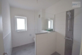 Badezimmer - Neubauwohnung mit sonniger Terrasse und kleinem Garten im Neubaugebiet im Timp