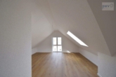 Schlafzimmer 1 - Dachgeschosswohnung mit Balkon in ruhiger jedoch ebenfalls zentraler Lage von Aurich