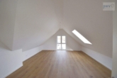 Schlafzimmer 2 - Dachgeschosswohnung mit Balkon in ruhiger jedoch ebenfalls zentraler Lage von Aurich