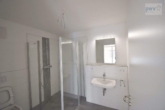 Badezimmer - hell und modern geschnitten – 3-Zimmer Wohnung mit Balkon in Aurich-Haxtum