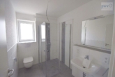 Badezimmer - Neubauwohnung mit Balkon in Aurich – Erstbezug